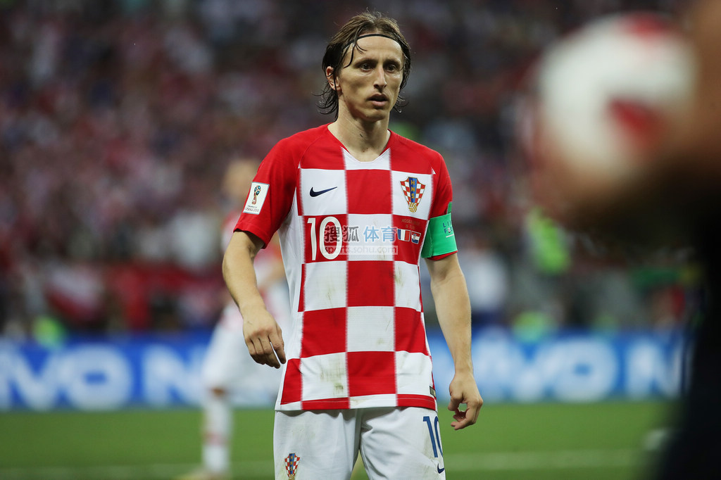 每体：巴萨正在关注怀森，但需要面临多支球队的激烈竞争